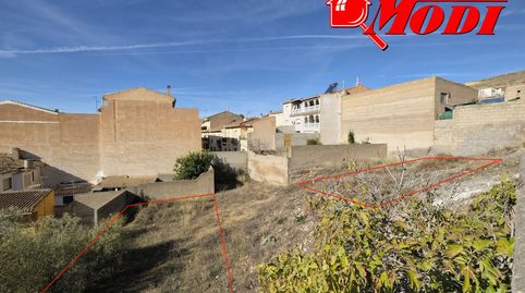 Parcela urbana no consolidada, dentro del núcleo urbano, la cual está pendiente de urbanizar. Una vez cedido los metros para hacer