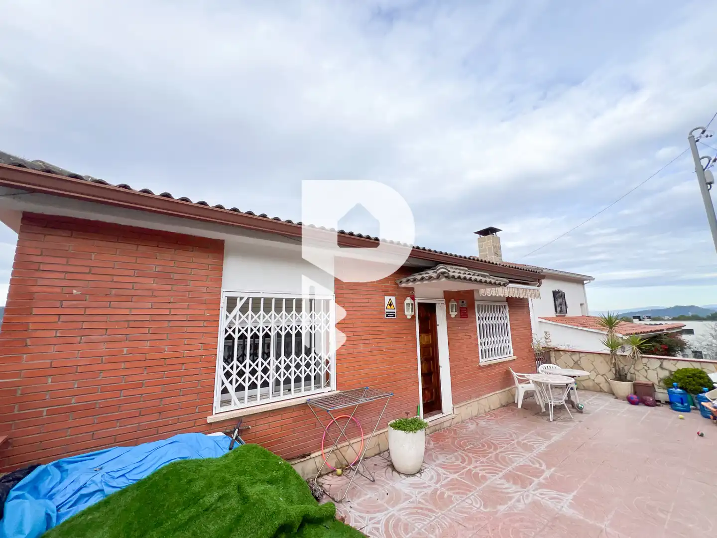 Vista exterior de Casa o xalet en venda en Torrelles de Llobregat amb Aire condicionat, Calefacció i Jardí privat