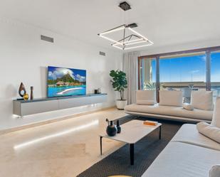 Sala d'estar de Apartament en venda en Estepona amb Aire condicionat i Terrassa