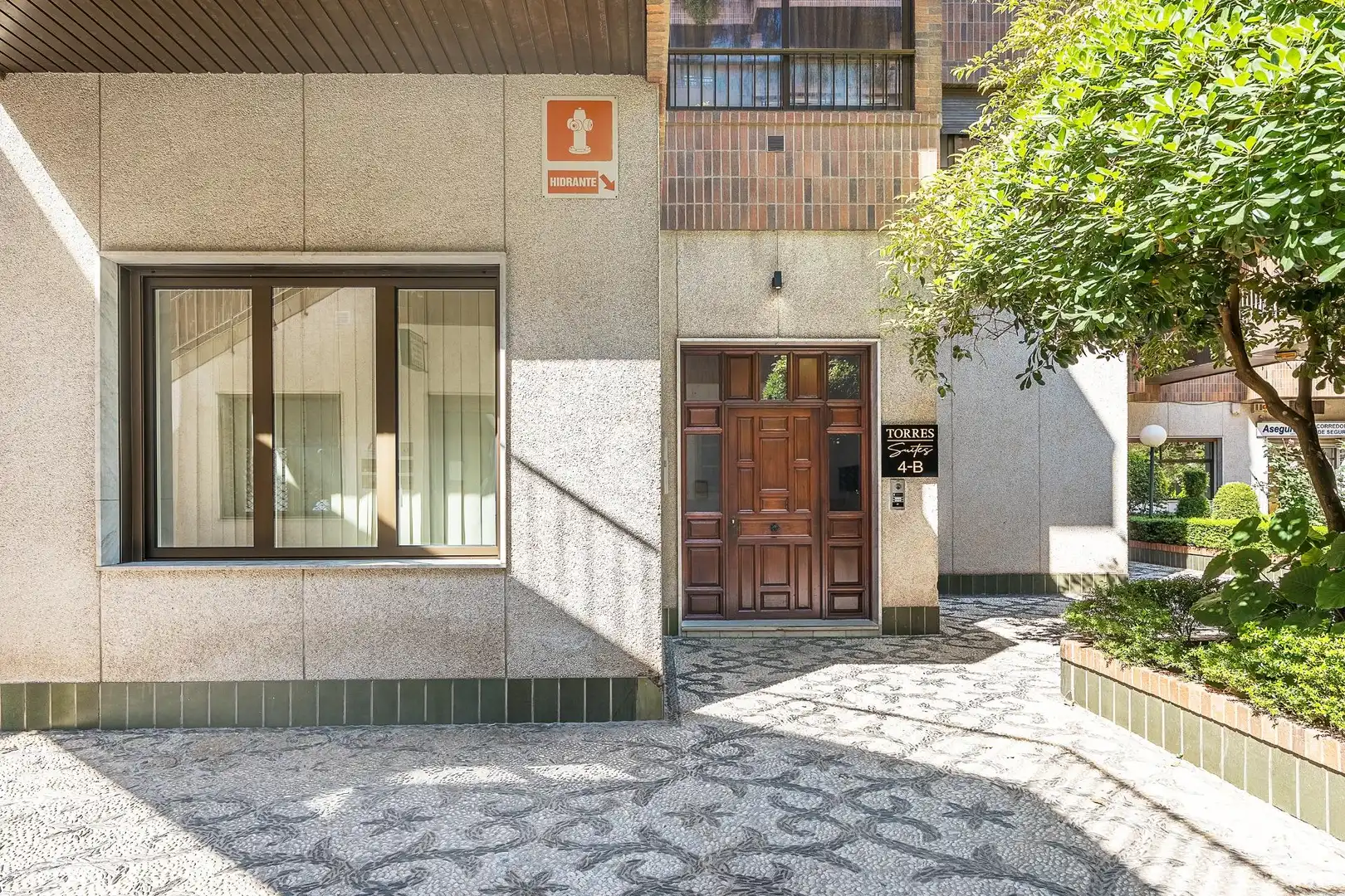 Vista exterior de Planta baixa en venda en Granada amb Aire condicionat, Jardí privat i Moblat