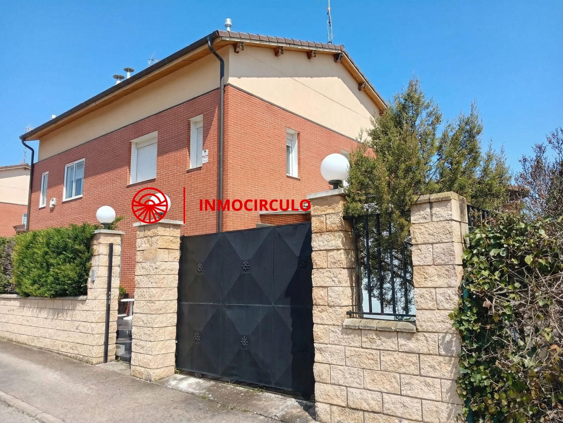 Vista exterior de Casa adosada en venda en Revillarruz amb Calefacció, Jardí privat i Moblat