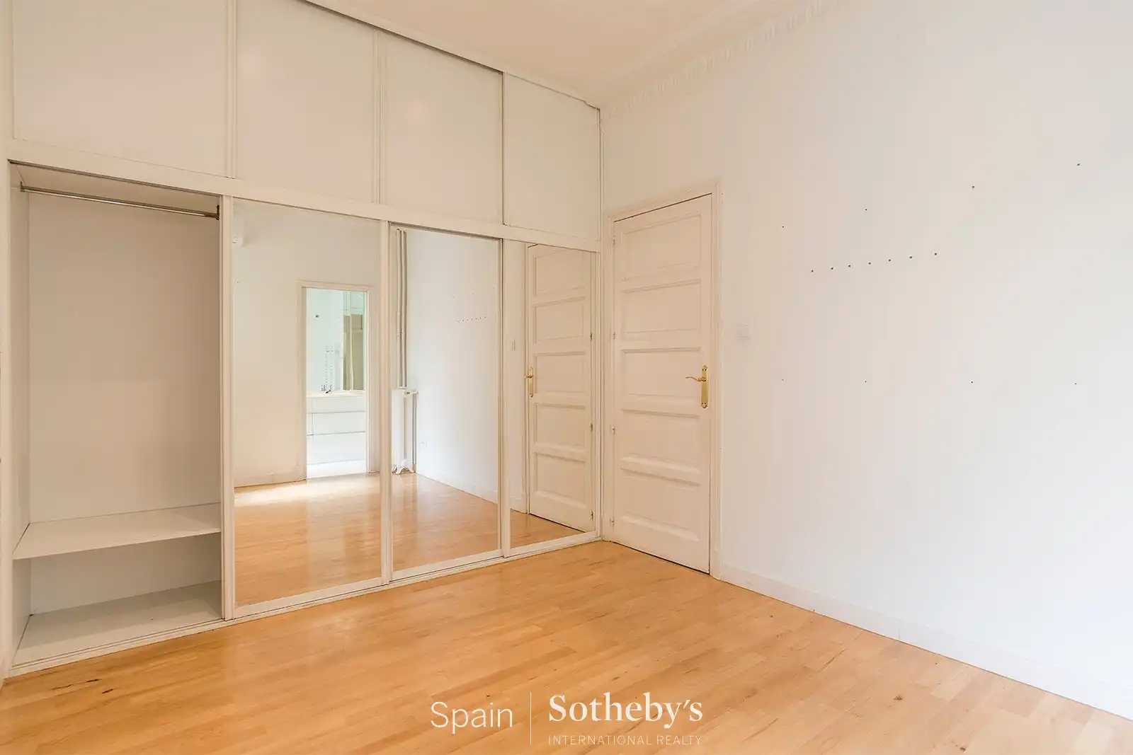 Dormitori de Apartament de lloguer en Madrid amb Aire condicionat i Calefacció