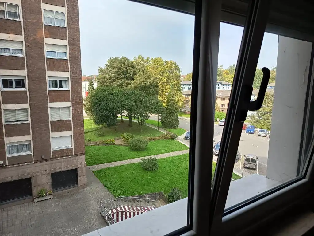 Vista exterior de Pis en venda en Llaranes