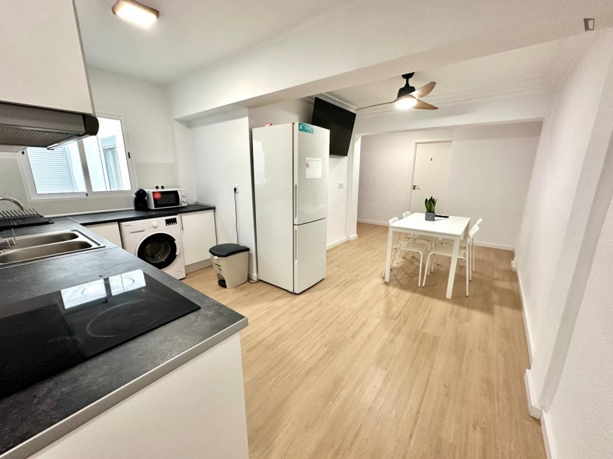 Cuina de Apartament de lloguer en  Valencia Capital amb Aire condicionat, Moblat i Forn
