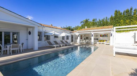 Elegancia y Confort en una Villa de Ensueño en Benahavís: Su Refugio Privado en la Costa del Sol