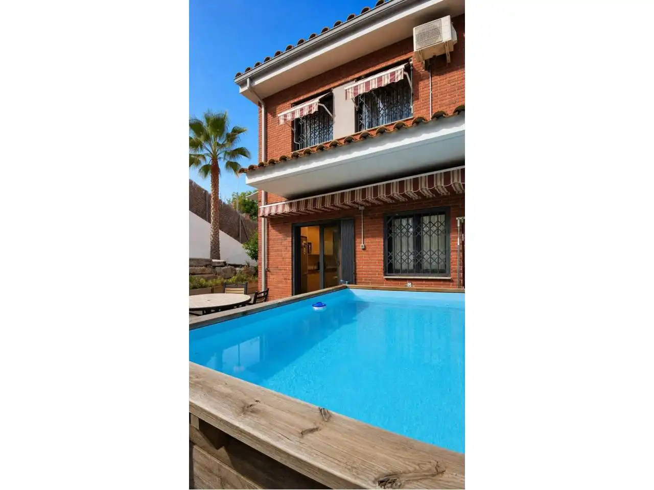 Casa aparellada amb piscina en venda a Montornès del Vallès