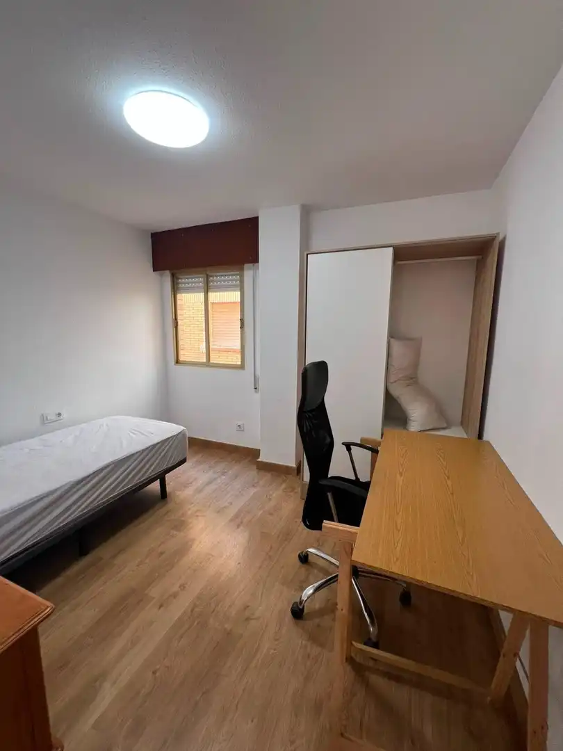 Dormitori de Apartament de lloguer en Almería amb Aire condicionat i Moblat