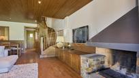 Sala d'estar de Casa adosada en venda en Bellver de Cerdanya amb Terrassa