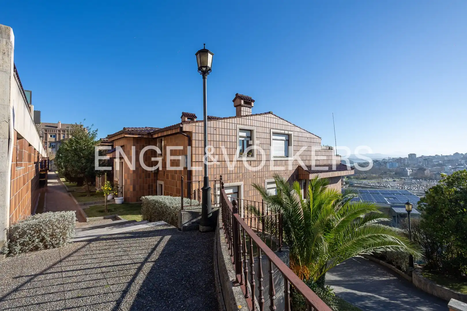 Außenansicht von Einfamilien-Reihenhaus zum Verkauf in Santander mit Heizung, Privatgarten und Terrasse