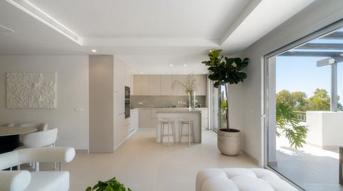 Ubicado en el prestigioso entorno de La Quinta en Benahavís, este exclusivo ático dúplex combina lujo, privacidad y unas vistas pa, imatge 3