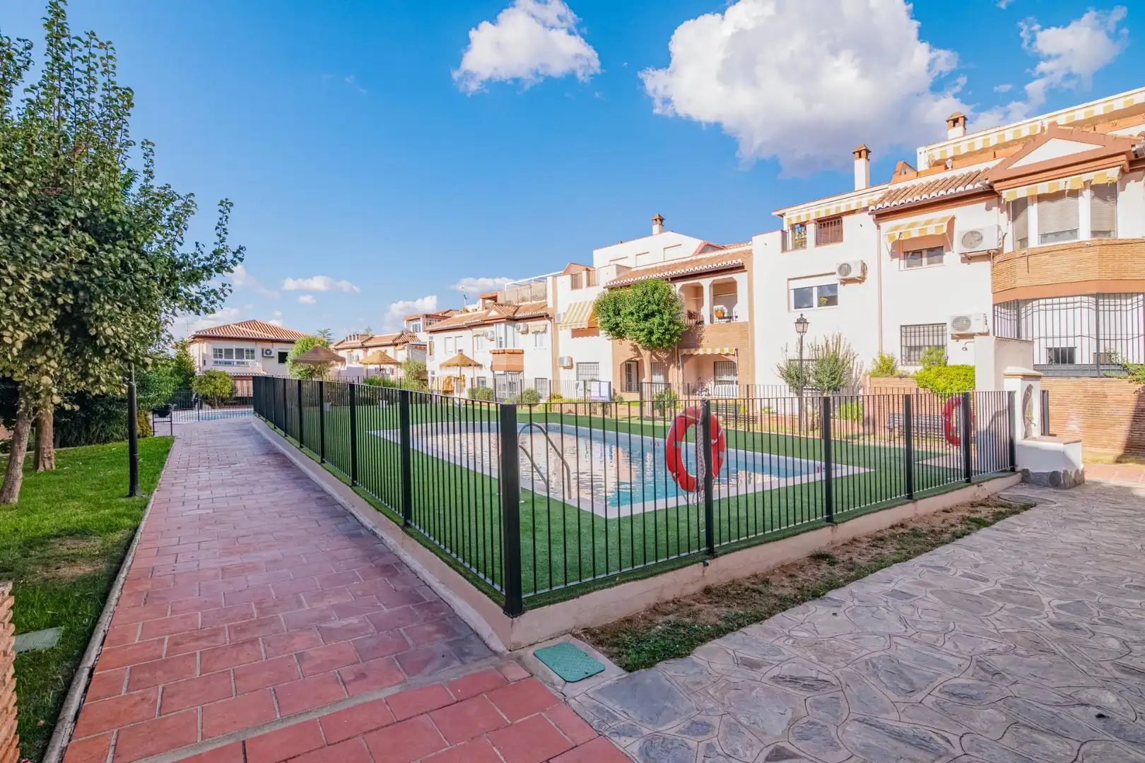Schwimmbecken von Dachboden zum Verkauf in La Zubia mit Klimaanlage, Terrasse und Abstellraum