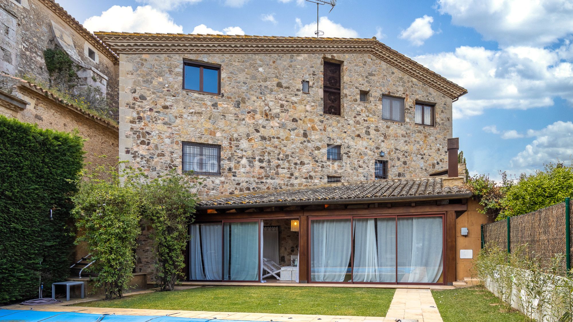 Vista exterior de Finca rústica en venda en Torrent (Girona) amb Aire condicionat, Calefacció i Jardí privat