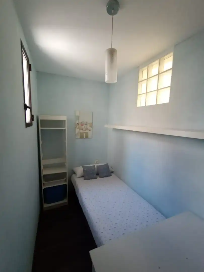 Dormitori de Apartament de lloguer en Granada amb Moblat, Rentadora i Microones