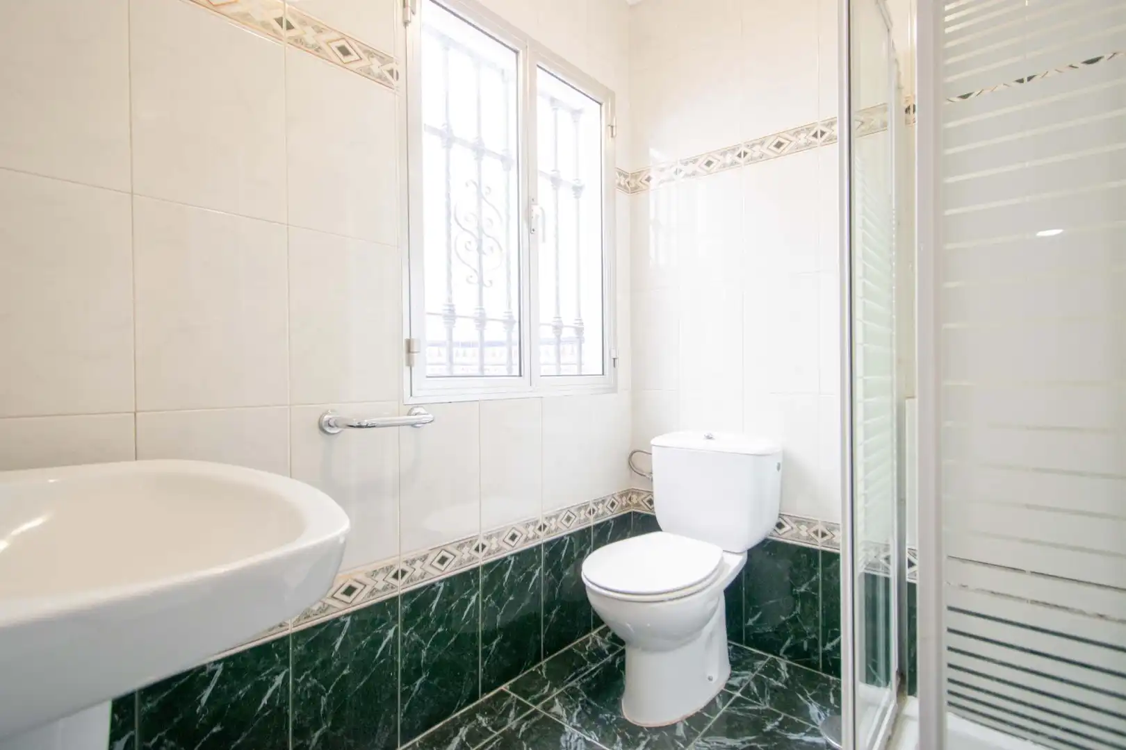 Baño de Casa o chalet en venta en Sevilla con Aire acondicionado, Calefacción y Terraza