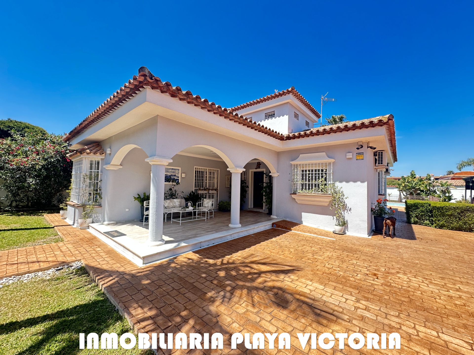 Vista exterior de Casa o chalet en venta en Chiclana de la Frontera con Aire acondicionado, Jardín privado y Piscina
