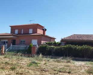 Vista exterior de Casa adosada en venda en Cuenca de Campos amb Terrassa