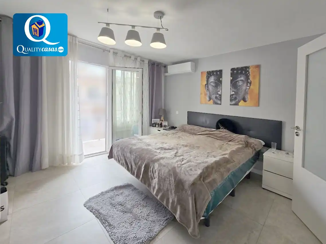 Habitación de Apartamento en venta en Alicante / Alacant con Aire acondicionado y Balcón