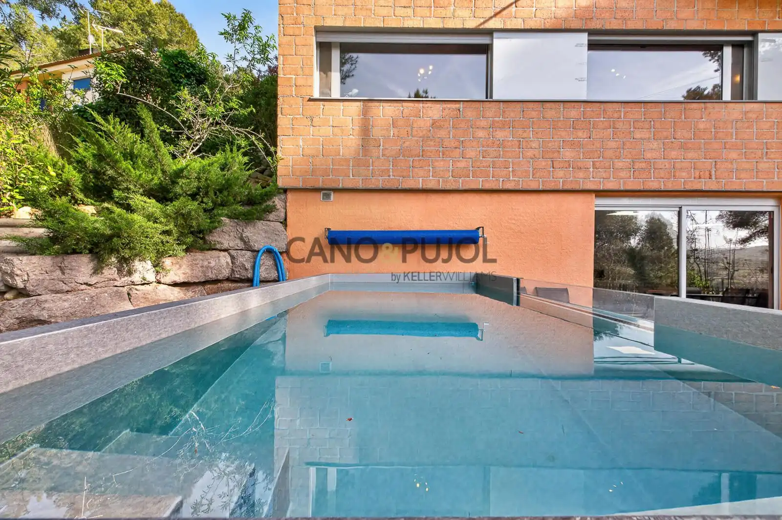 Swimming pool of Houses for sale in Terrassa  with Air Conditioner, Heating and Terrace