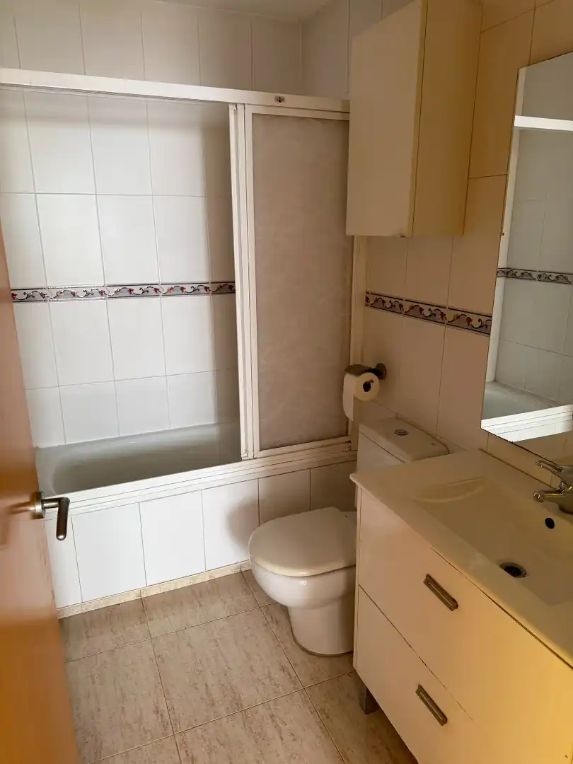 Badezimmer von Dachboden zum Verkauf in Badalona mit Heizung, Terrasse und Ofen