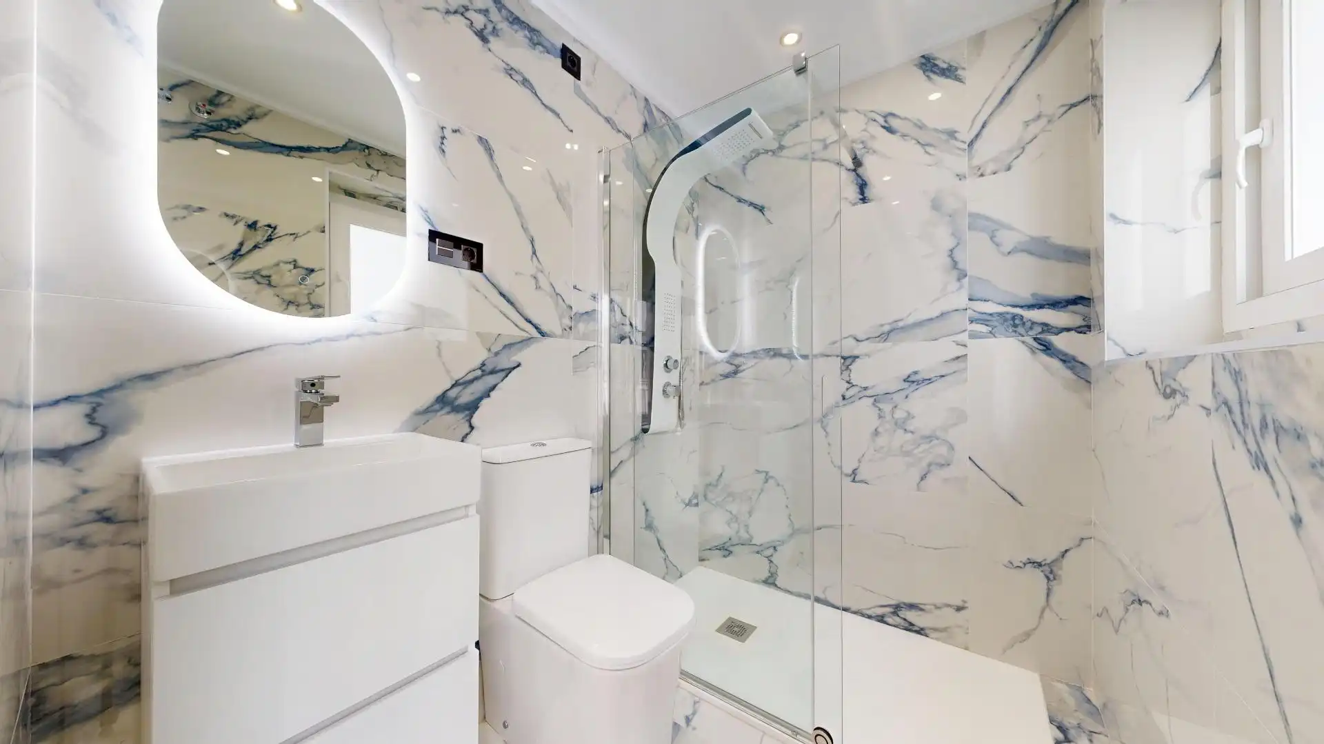 Bathroom of Flat for sale in Bilbao   with Heating and Alarm