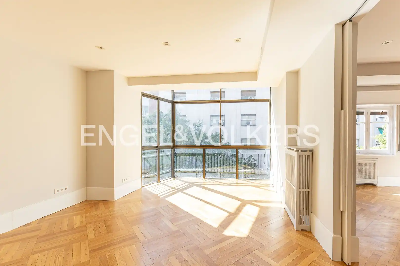 Außenansicht von Wohnung zur Miete in Madrid mit Klimaanlage, Heizung und Parkett