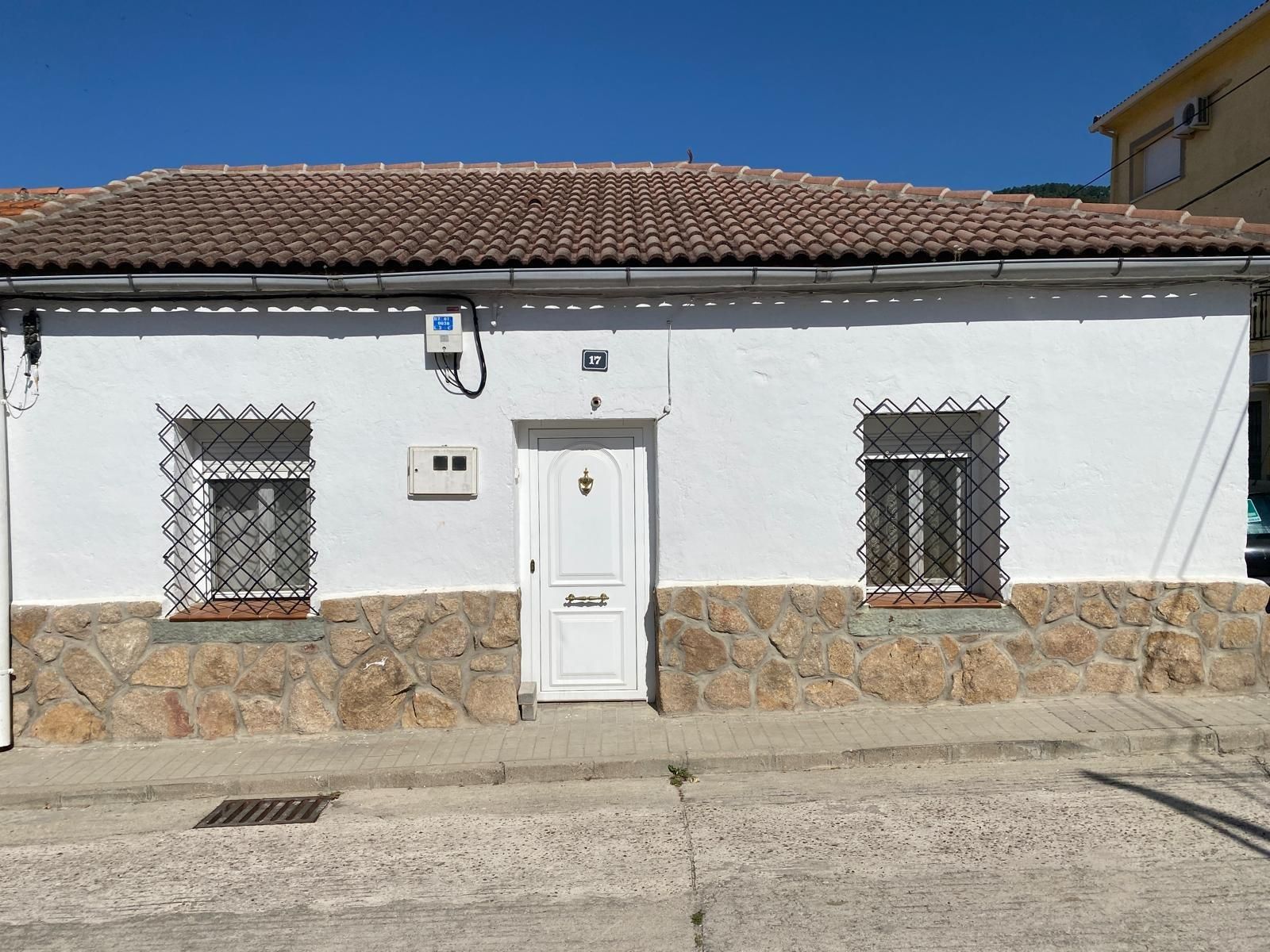 Vista exterior de Casa o xalet de lloguer en Cenicientos amb Aire condicionat