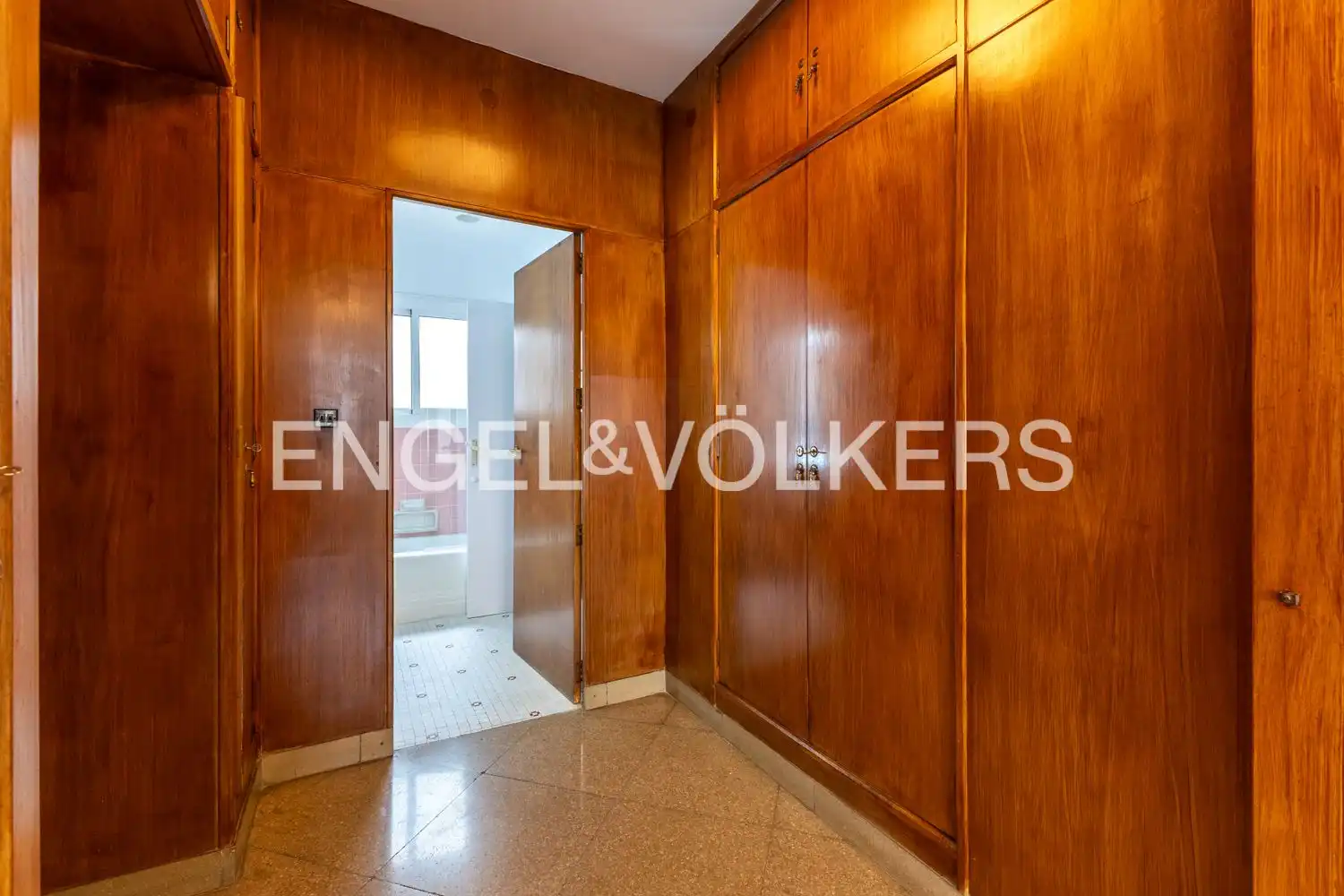 Wohnung zur Miete in Valencia mit Klimaanlage, Heizung und Terrasse