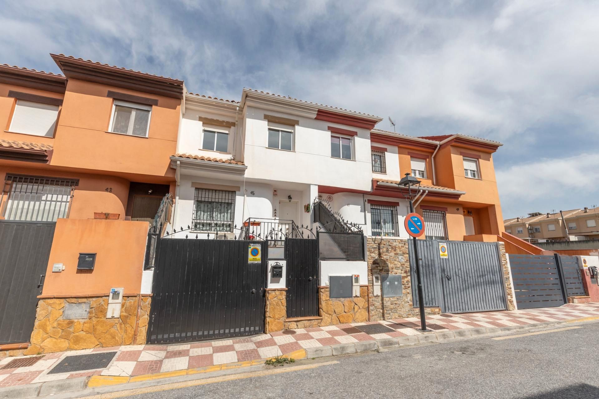 Vista exterior de Casa adosada en venta en Churriana de la Vega con Aire acondicionado, Terraza y Balcón