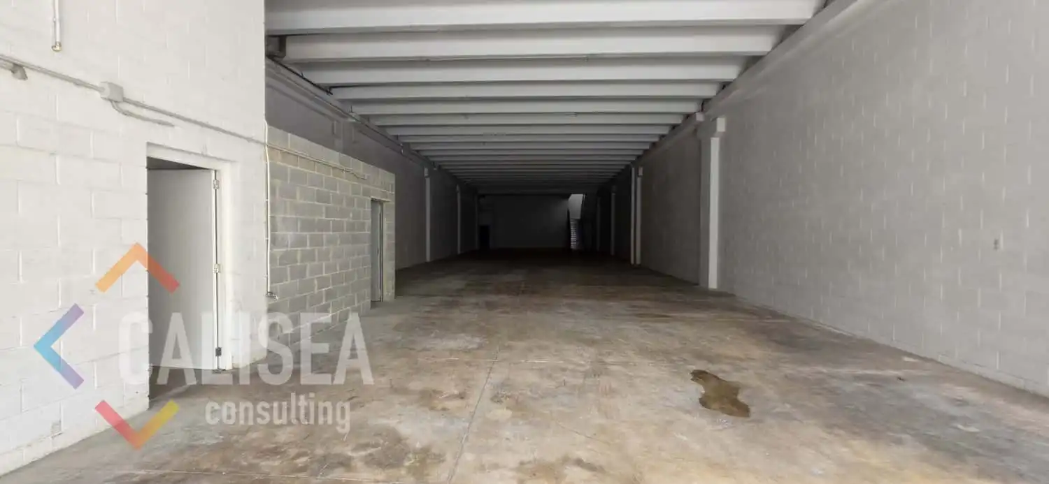 Industrial building to rent in Carrer del Doctor Almera 76