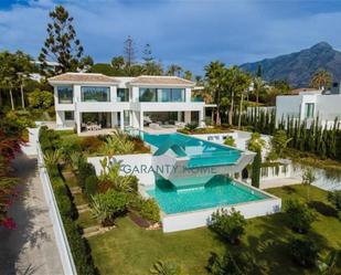 Vista exterior de Casa o xalet de lloguer en Marbella amb Aire condicionat, Calefacció i Jardí privat