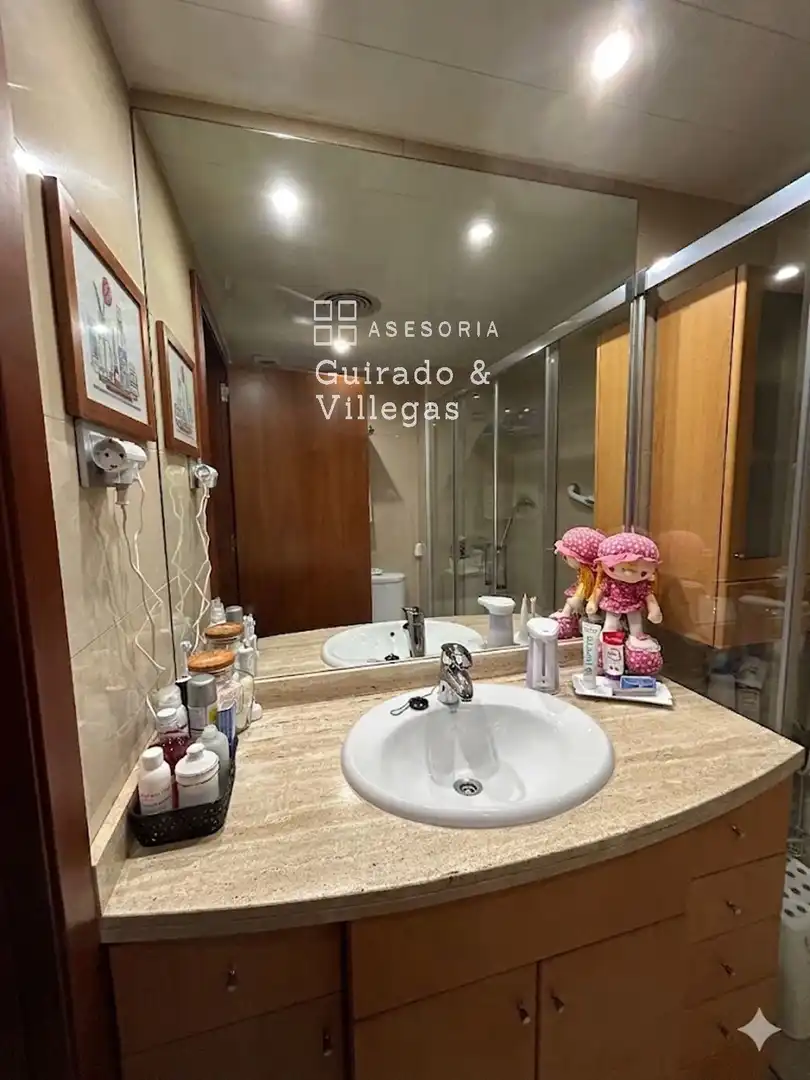 Badezimmer von Wohnung zum Verkauf in Barcelona mit Klimaanlage und Terrasse