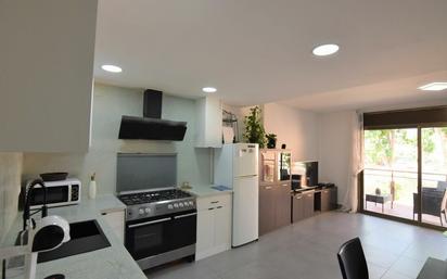 Küche von Wohnung zum verkauf in Empuriabrava mit Klimaanlage und Terrasse