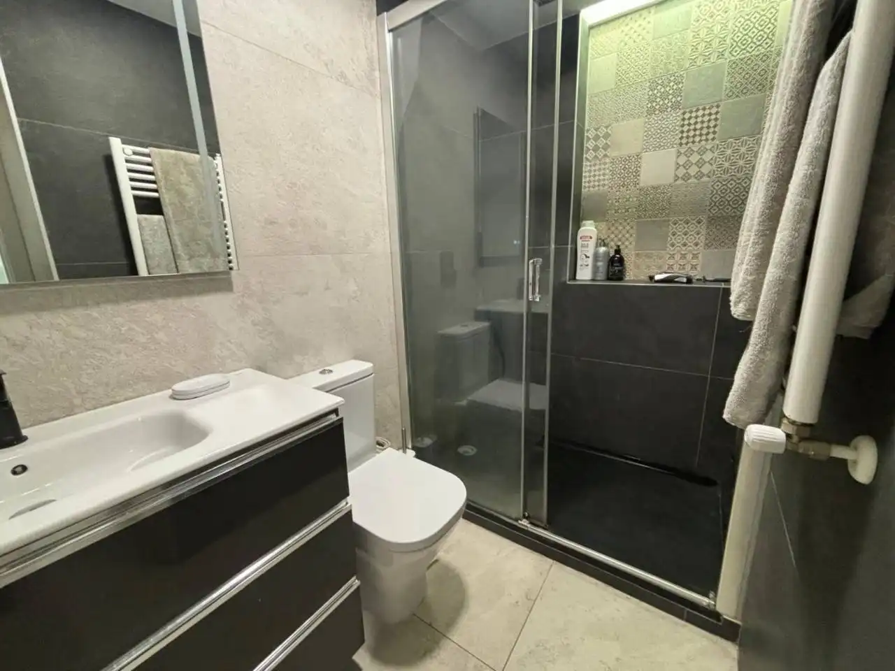Baño de Piso en venta en Madrid con Calefacción, Terraza y Trastero