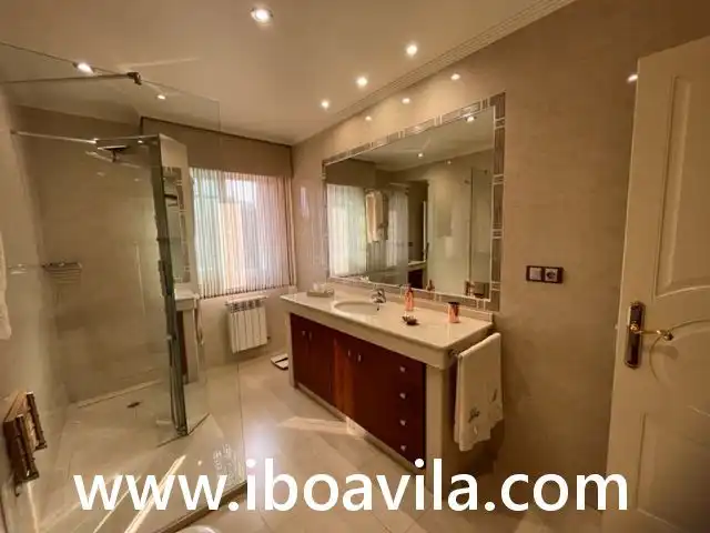 Bany de Casa o xalet en venda en Pontevedra Capital  amb Jardí privat, Terrassa i Traster