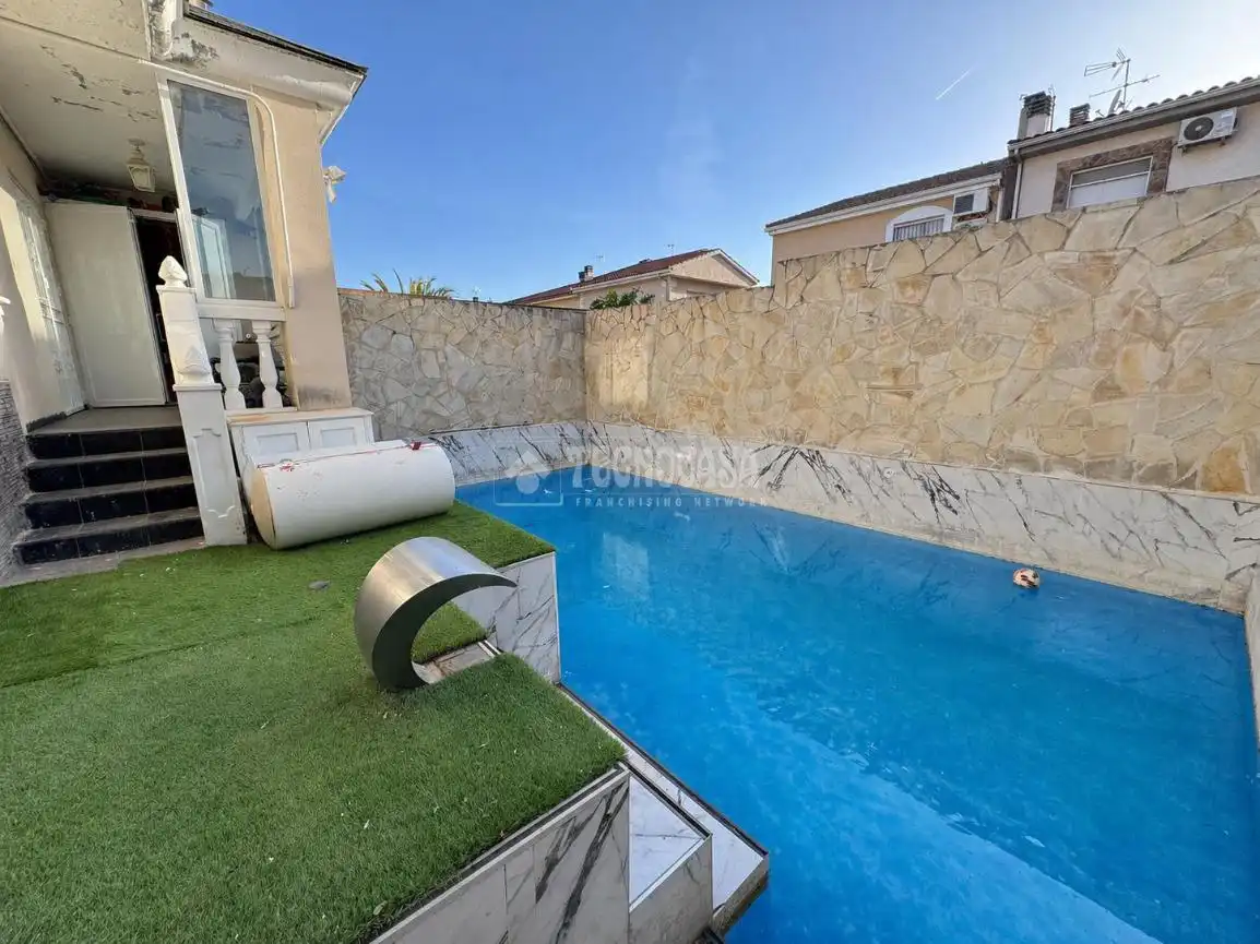 Semi-detached house with pool for sale in Morata de Tajuña