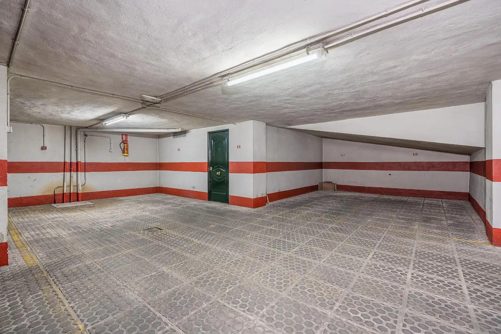Parkplatz von Wohnung zum Verkauf in Granada mit Klimaanlage und Heizung