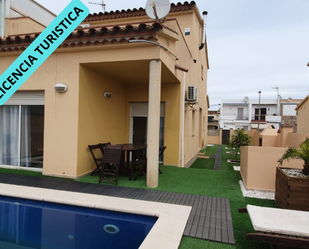 Exterior view of Single-family semi-detached for sale in Empuriabrava  with Air Conditioner, Terrace and Swimming Pool