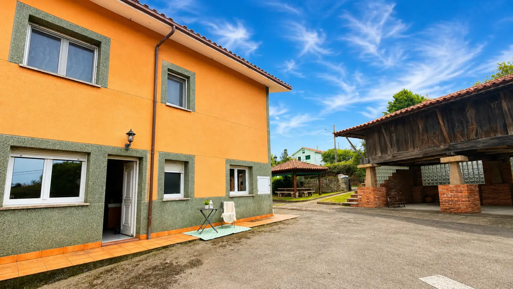 Vista exterior de Casa o xalet en venda en Carreño amb Calefacció, Jardí privat i Terrassa