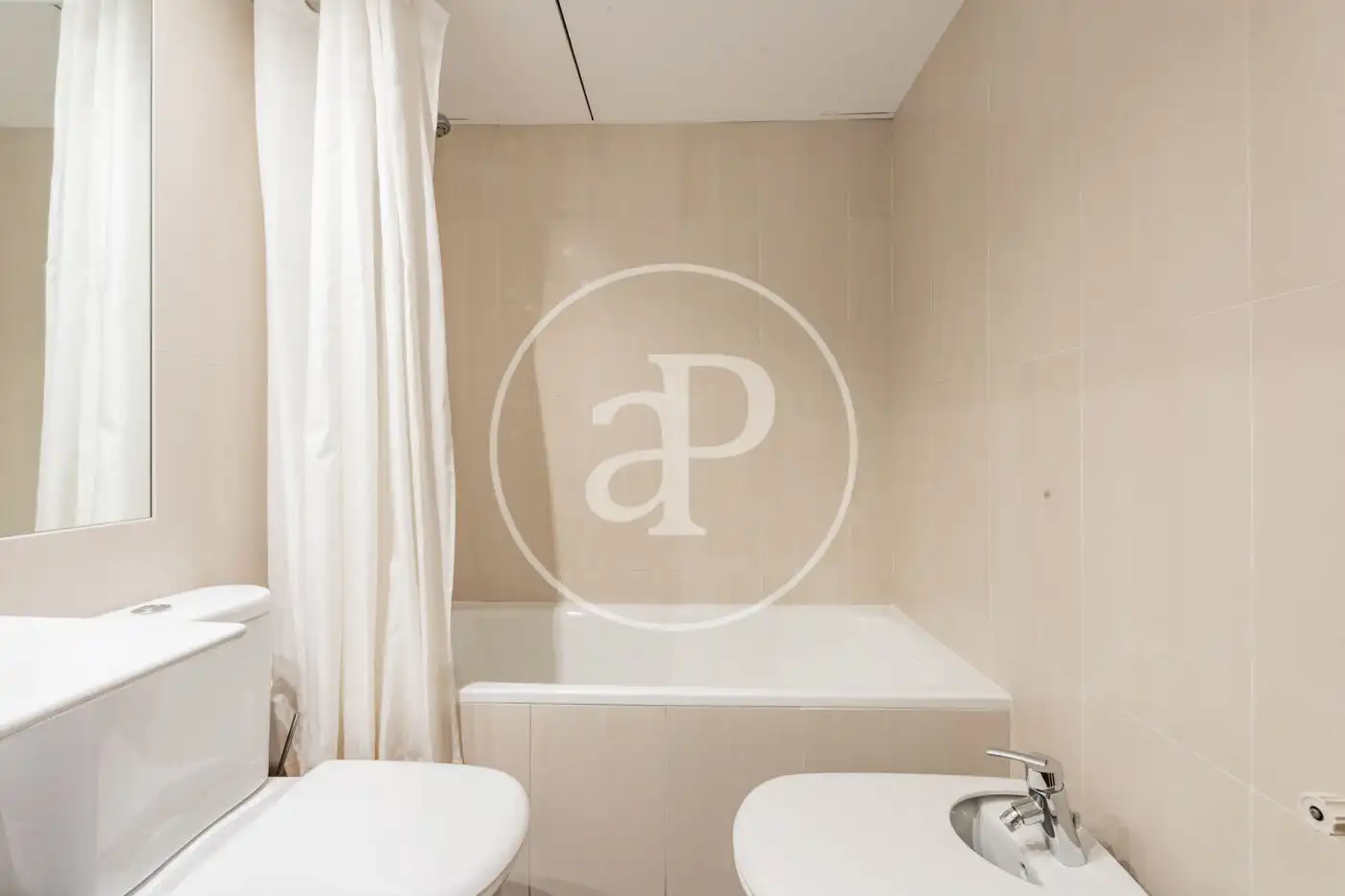 Badezimmer von Wohnung zum Verkauf in La Moraleja mit Klimaanlage, Heizung und Privatgarten