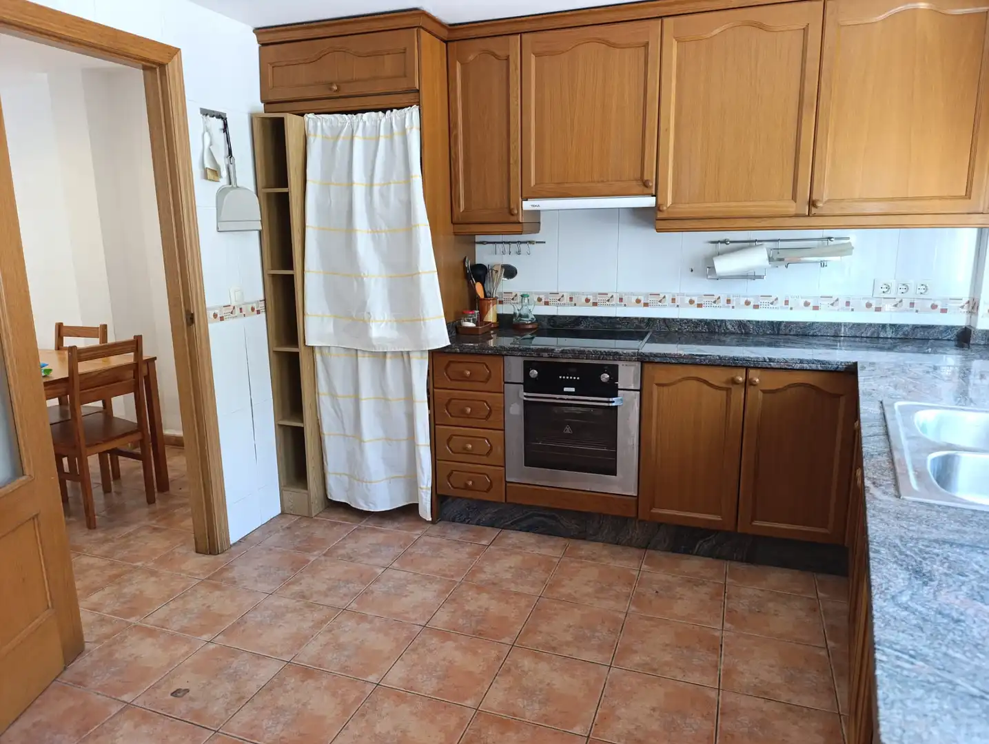 Cuina de Casa adosada en venda en Almazora / Almassora amb Aire condicionat, Calefacció i Jardí privat