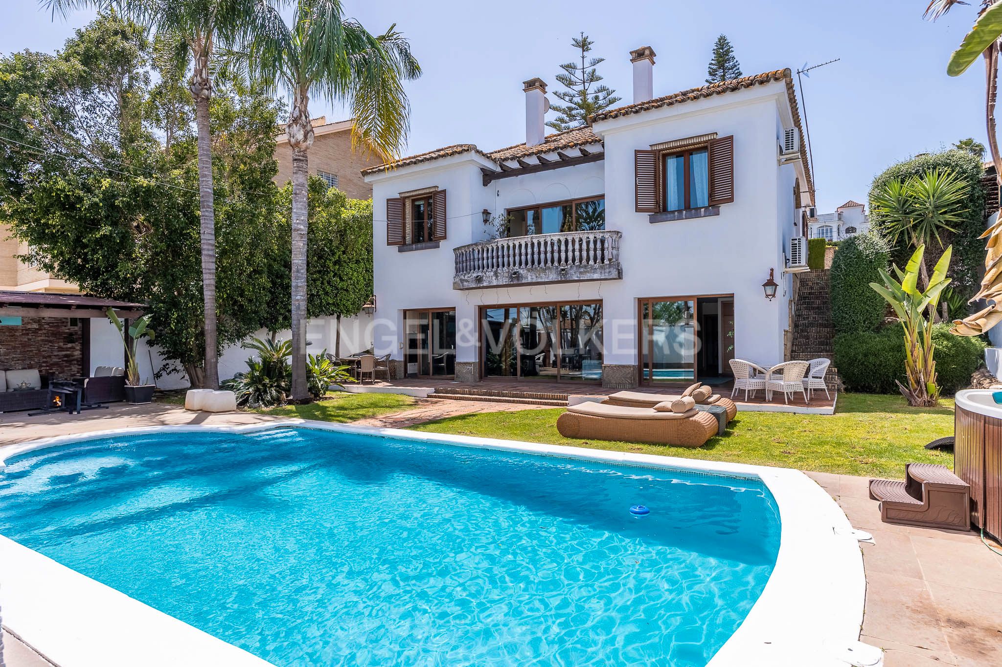 Exterior view of House or chalet for sale in Dos Hermanas  with Air Conditioner, Heating and Private garden