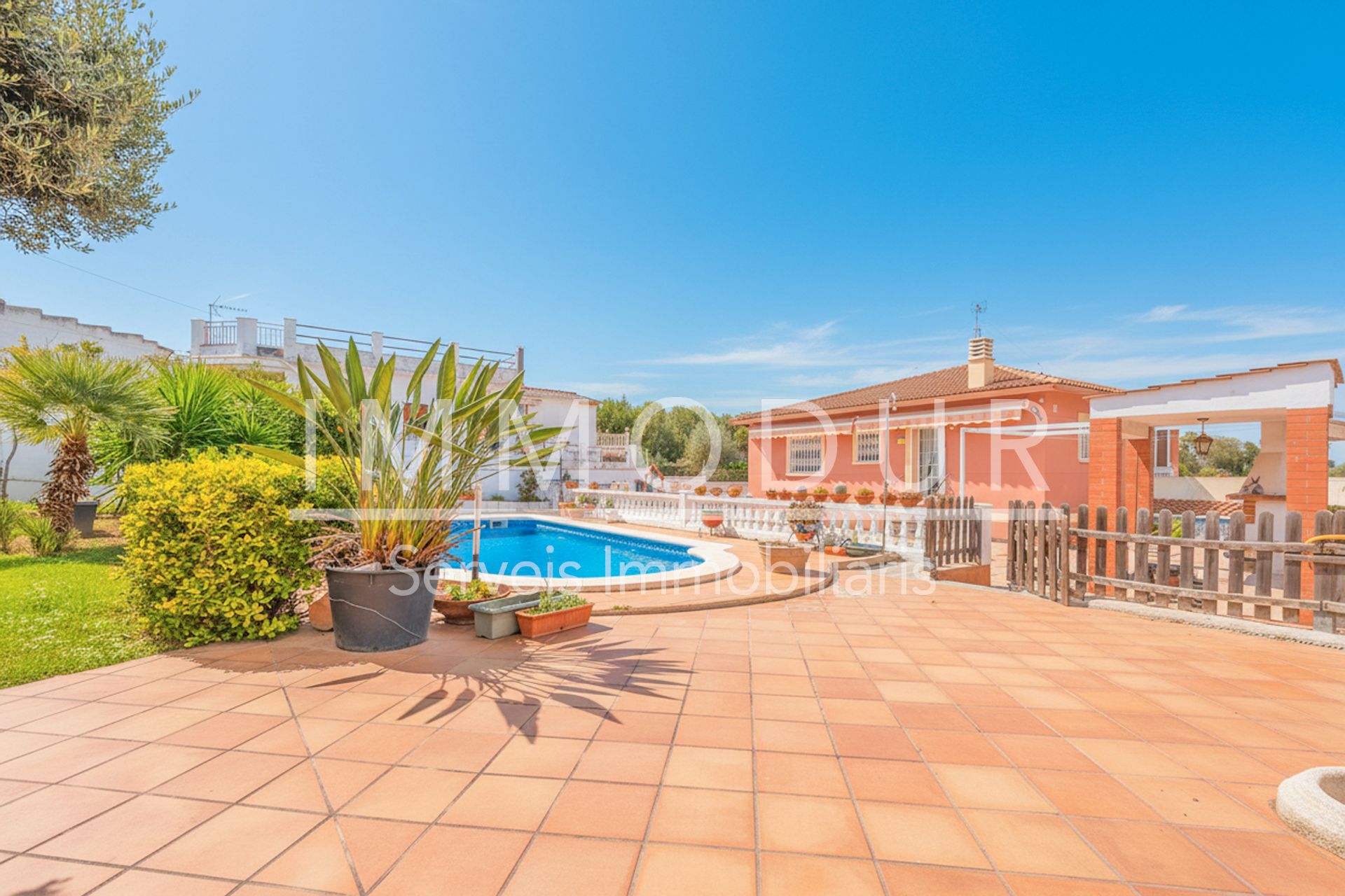 Vista exterior de Casa o xalet en venda en Vilanova i la Geltrú amb Aire condicionat, Calefacció i Jardí privat