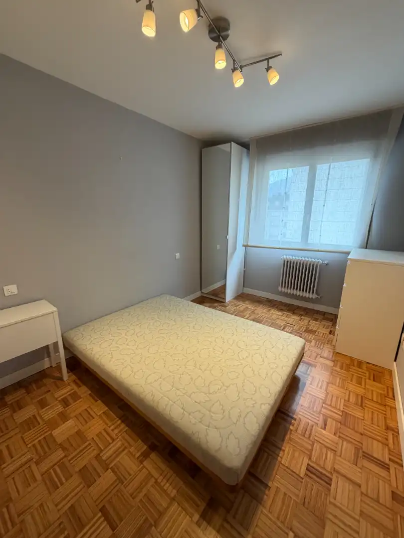 Schlafzimmer von Wohnung zur Miete in Oviedo  mit Heizung, Parkett und Abstellraum
