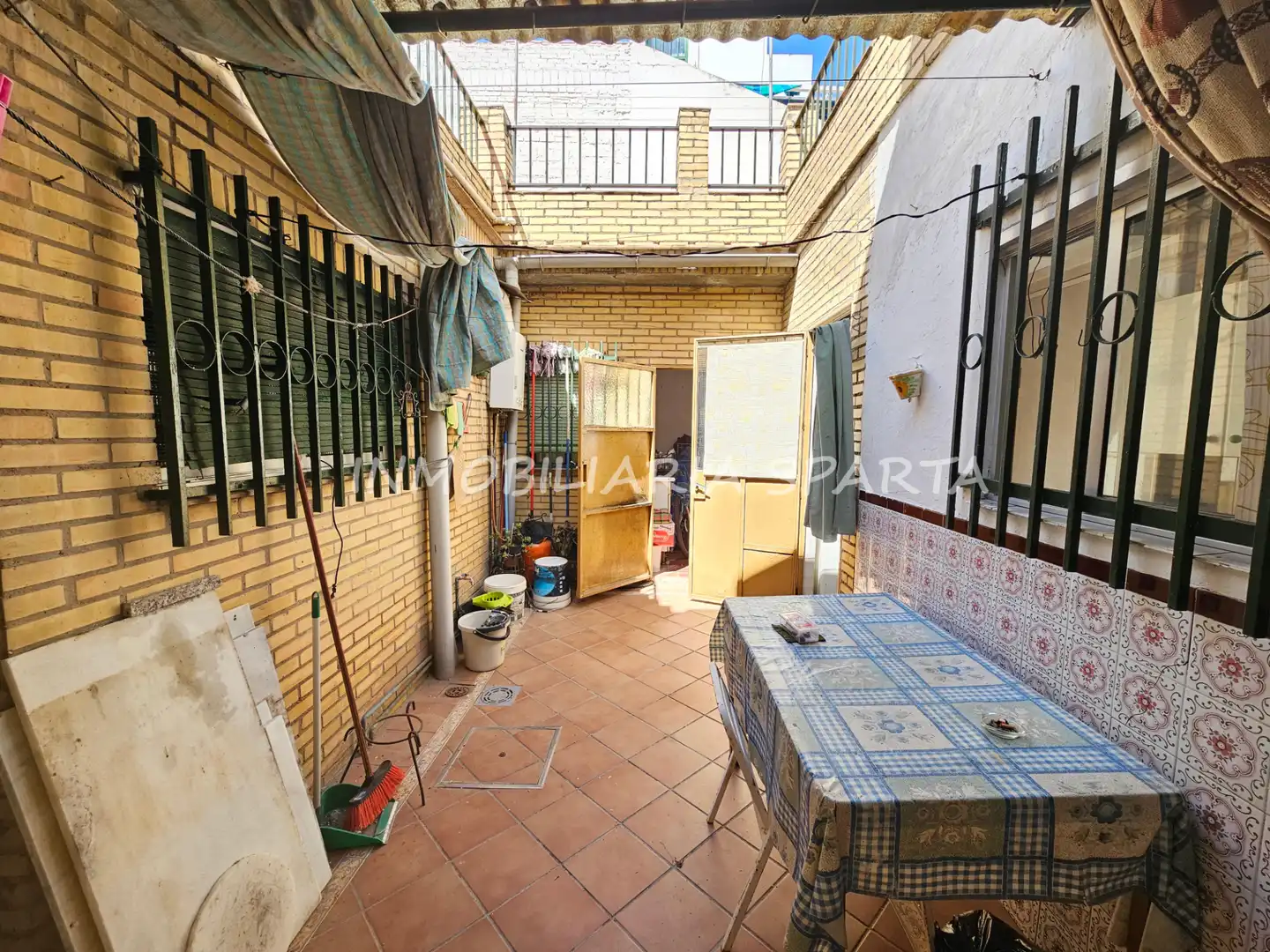 Vista exterior de Casa adosada en venta en Santiponce con Terraza, Trastero y Balcón