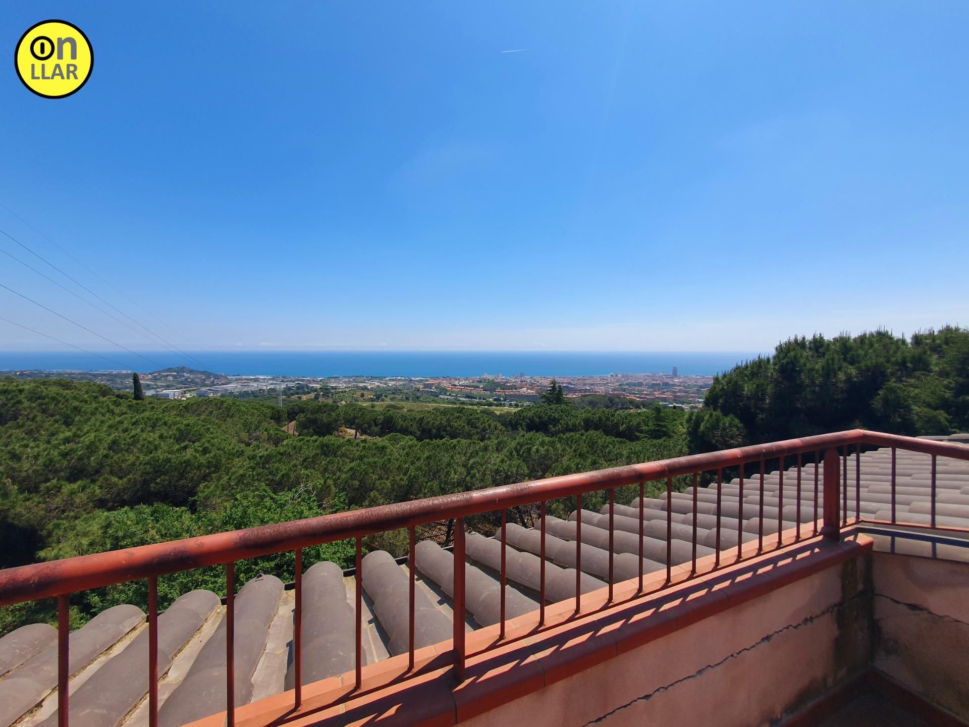 Vista exterior de Casa o xalet en venda en Mataró amb Jardí privat, Terrassa i Balcó