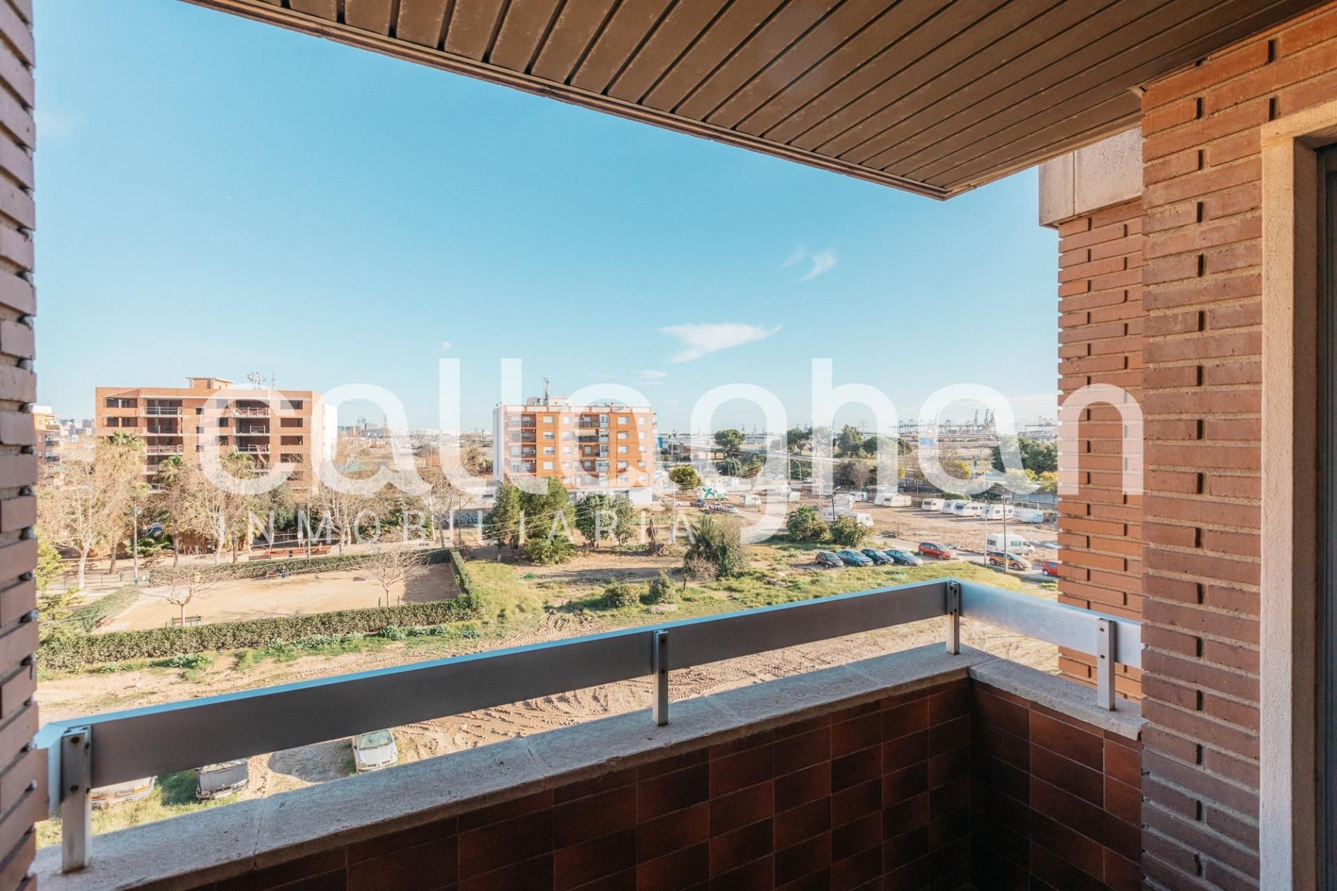 Vista exterior de Pis en venda en  Valencia Capital amb Terrassa i Balcó