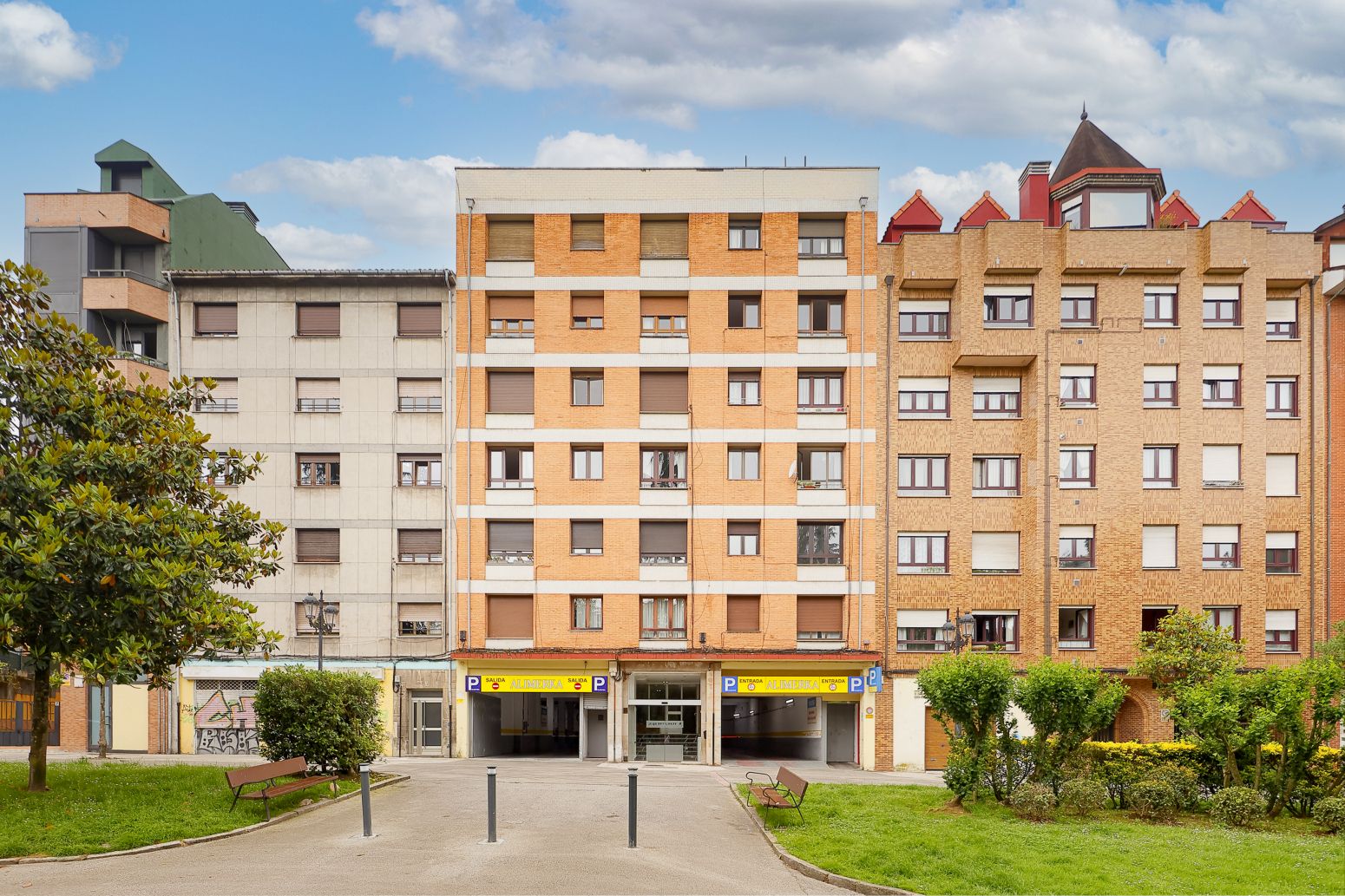 Vista exterior de Piso en venta en Oviedo  con Calefacción y Amueblado