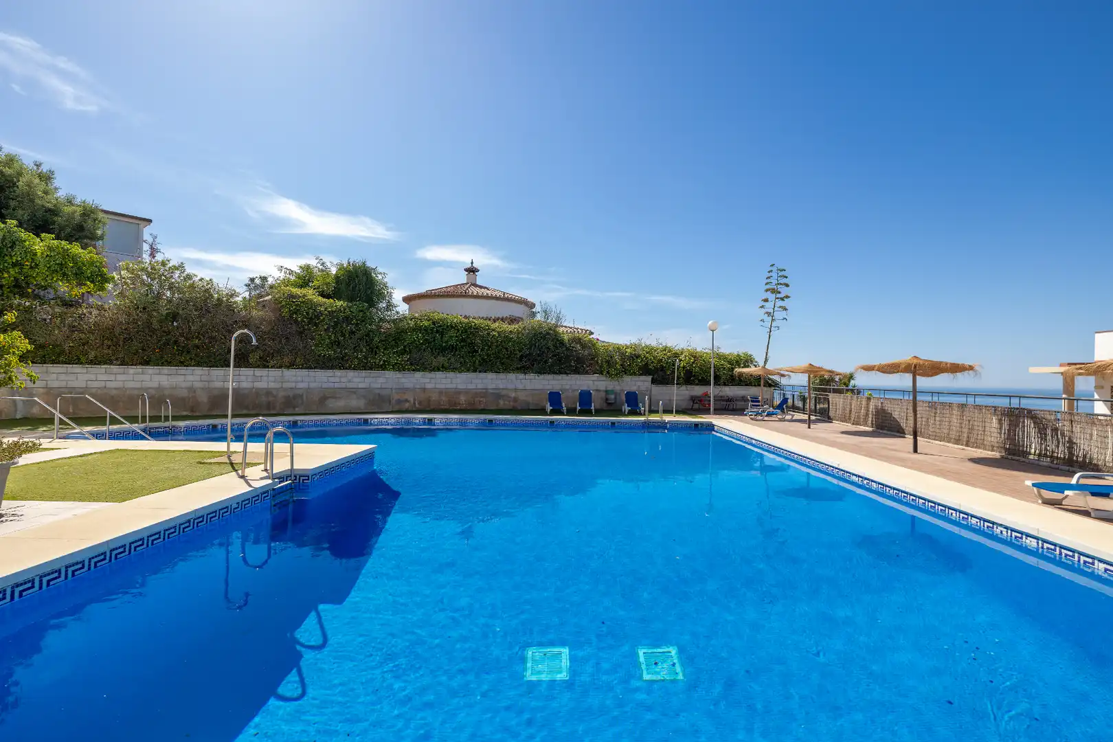 Piscina de Dúplex en venda en Rincón de la Victoria amb Aire condicionat, Calefacció i Jardí privat