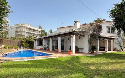 Vista exterior de Casa o xalet de lloguer en Sitges amb Piscina