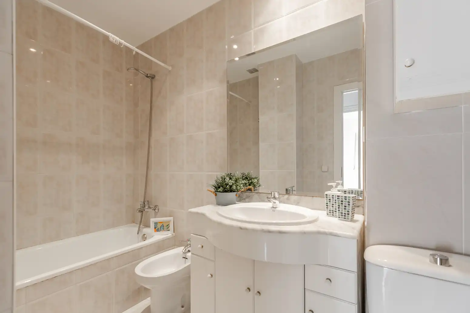 Badezimmer von Wohnung zum Verkauf in  Pamplona / Iruña mit Heizung und Balkon